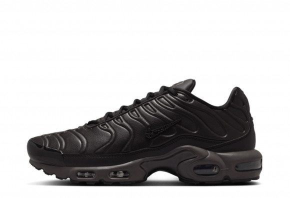 Nike all black air max plus best sale