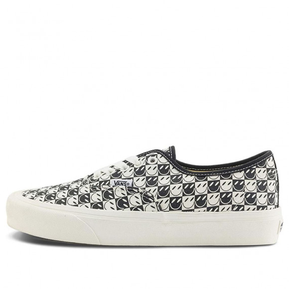 Black and white low top vans checkered on sale